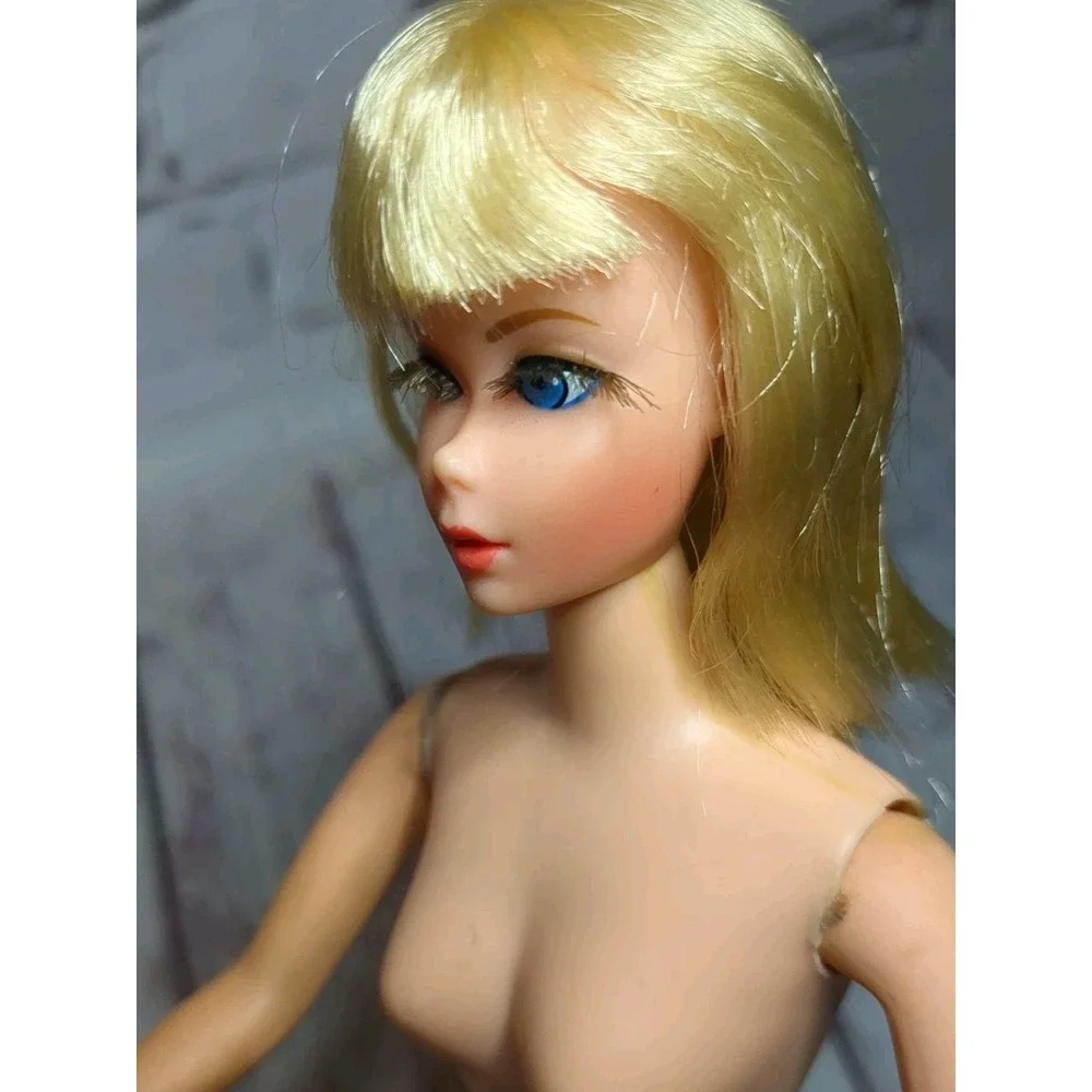 Vintage 1970 Dramatic New Living‎ Barbie Doll Blonde Side Glance Eyes